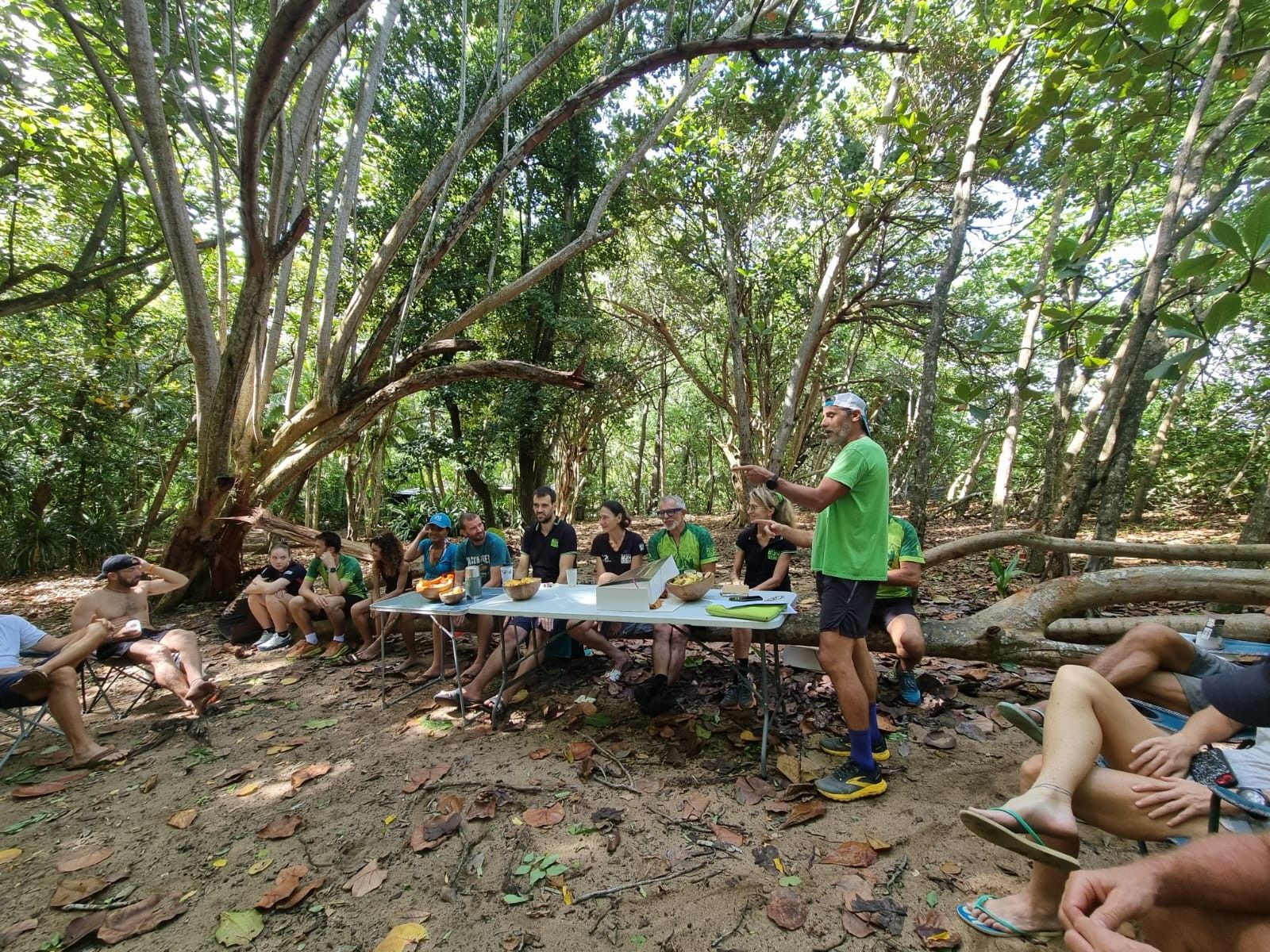Les membres de la Team Gwada Run Green réunis autour d'une table en sous-bois